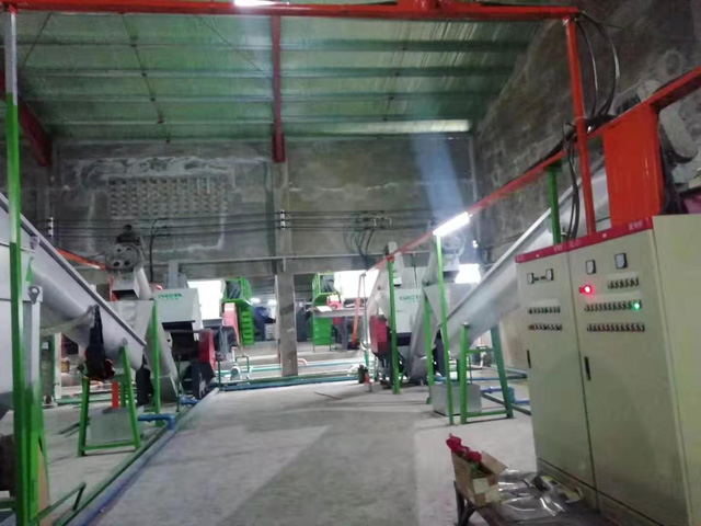 大型PET礦泉水瓶篩選、預(yù)洗、破碎、清洗 熱堿酸洗回收第二套大型生產(chǎn)線(POY級(jí)）